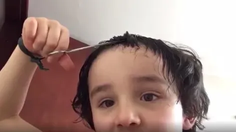 Furor en las redes por el video de un niño que se cortó el pelo solo