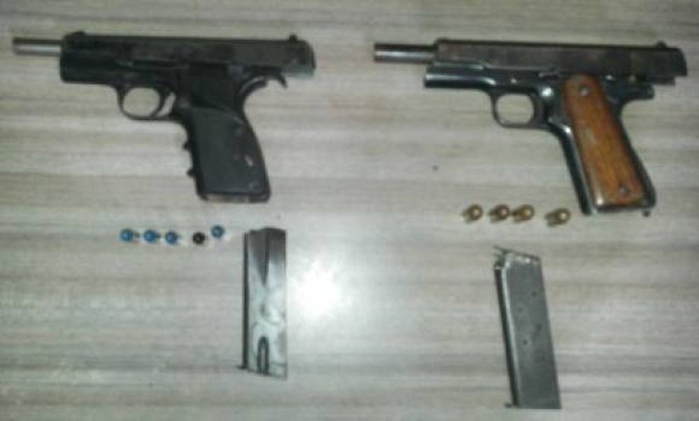 Detenido con dos armas