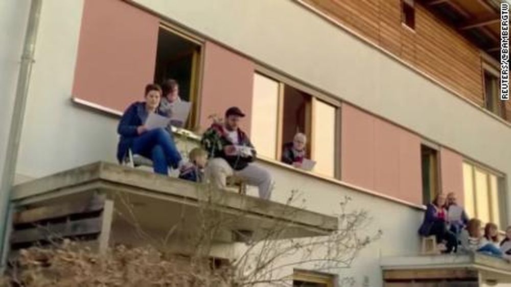 Alemanes cantaron “Bella ciao” en solidaridad con Italia