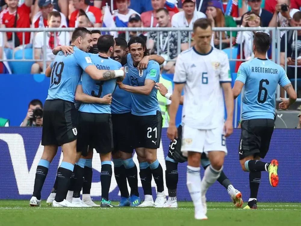 Uruguay goleó a Rusia y se quedó con la punta