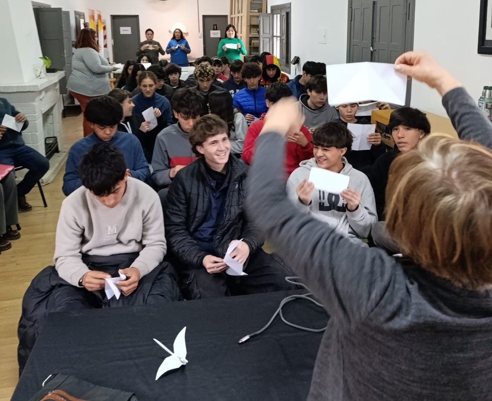 Los adolescentes aprenderán la técnica de plegado de papel para hacer grullas, el símbolo de la paz