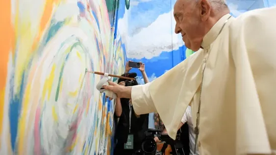 Francisco fue pintor por un día con los jóvenes en Portugal