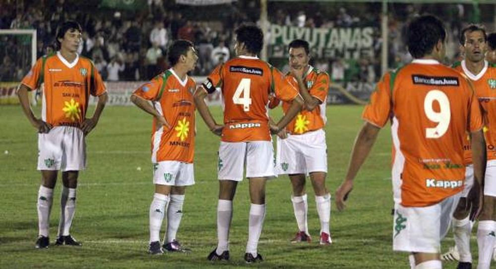 Silbidos e insultos, el adiós