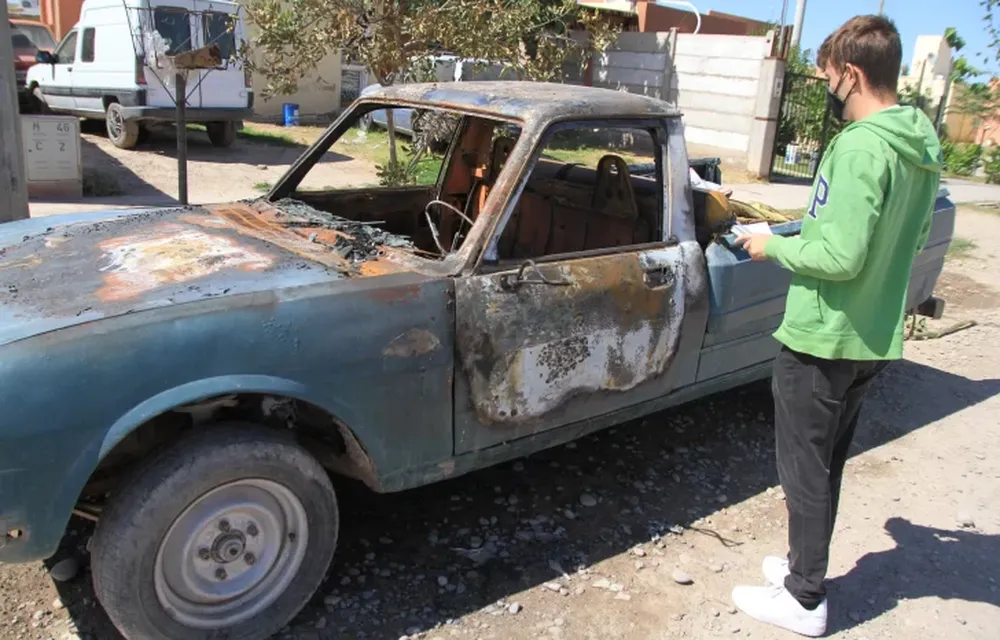 Llevó su camioneta de hacer fletes para un arreglo y se la quemaron