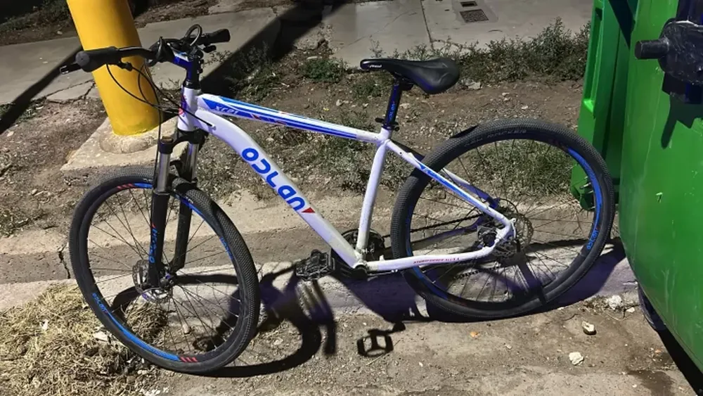 Un ciclista terminó en el hospital después de ser atropellado por una Renoleta