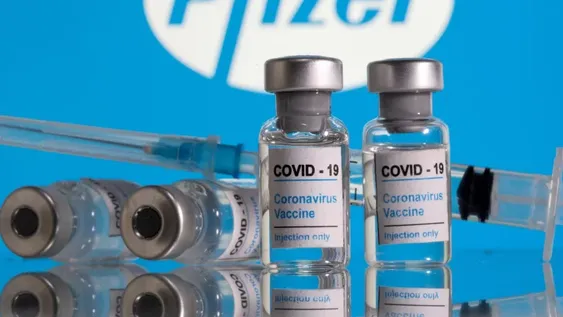 Afirman que dos dosis de la vacuna de Pfizer no ofrecen protección contra la variante Ómicron