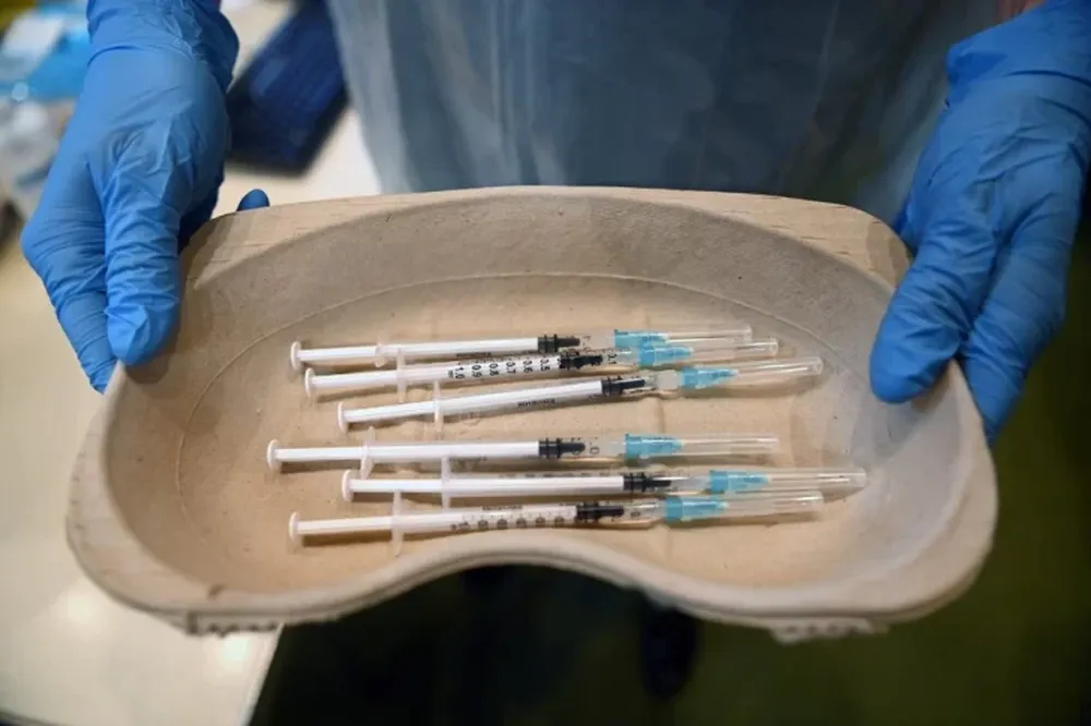 Le pagaban para vacunarse contra el coronavirus en nombre de otros
