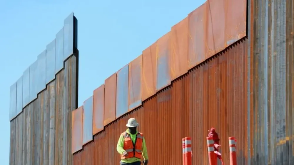 Un huracán provocó el colapso del muro que construyó Trump en Texas