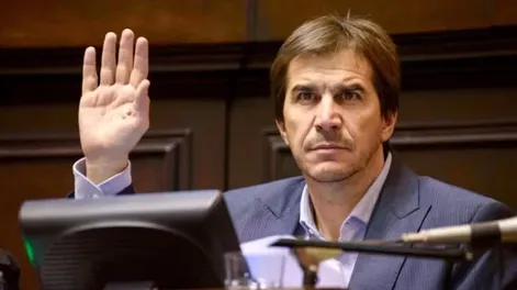 Escándalo en la AFA: la Justicia intenta localizar el celular de Faroni y le prohibió la salida del país