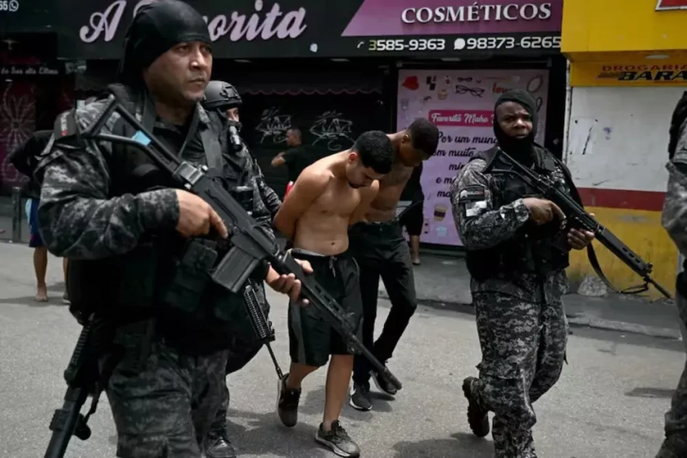 Río de Janeiro: al menos 60 muertos entre narcos y policías en un megaoperativo en favelas