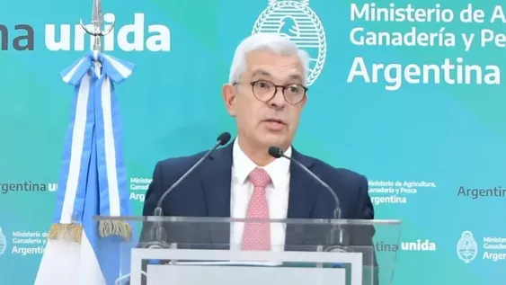 Domínguez afirmó que “no va a faltar” gasoil para la siembra y la cosecha en el país