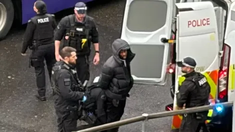 Detenido en el aeropuerto de Londres.-