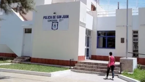 Detuvieron a dos policías por llevarle $85 mil a una comerciante en un operativo trucho