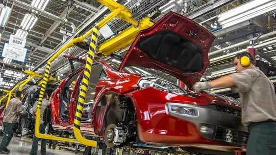 CONTRACARA. Crecen las exportaciones y ventas mayoristas de autos.