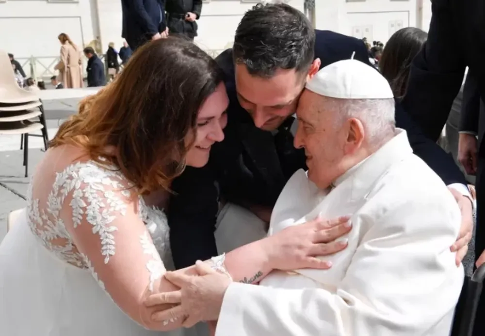 El papa Francisco padece infección pulmonar y estará internado varios días