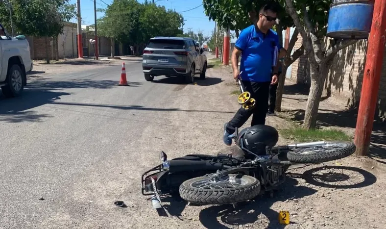Un motociclista quedó con graves heridas tras chocar contra una camioneta: aseguran que aceleró al escuchar disparos
