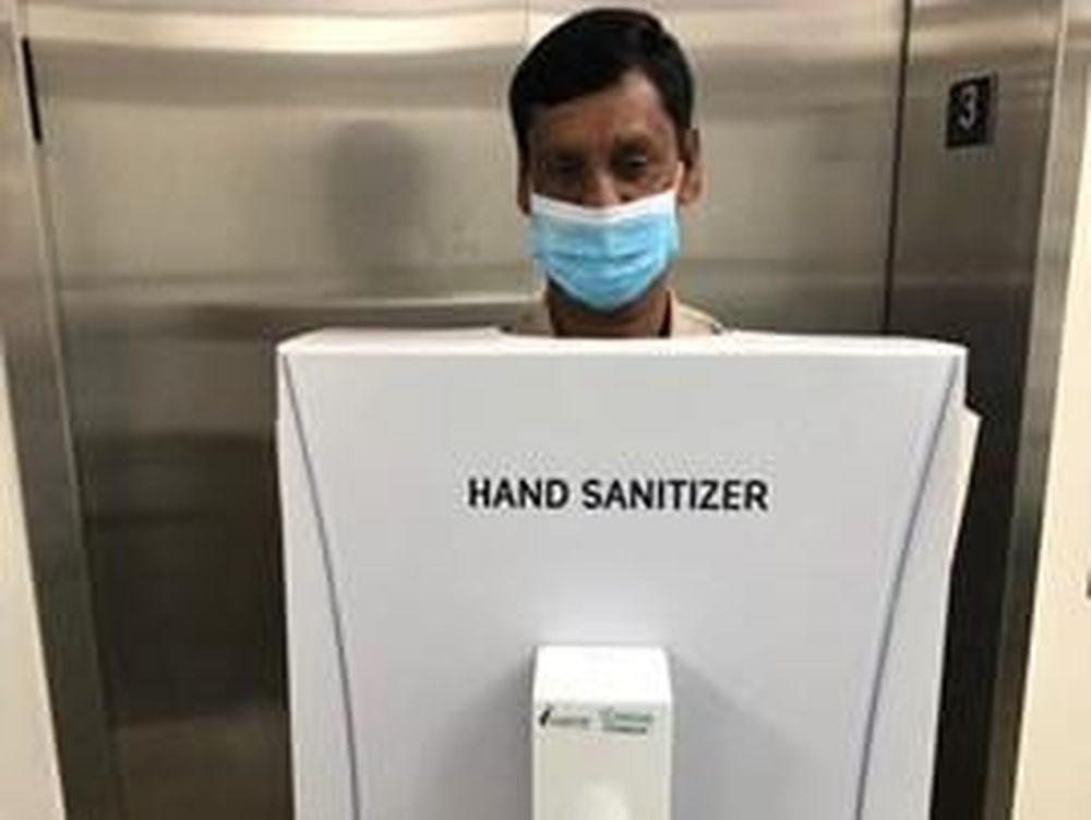 Escándalo en las redes por el “expendedor humano” de alcohol en gel en un petrolera