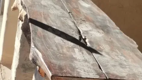 Diario de Cuyo | Destrozo. En el Paseo La Calle, en Tamberías, los malvivientes rompieron la mayoría de las mesas de madera para hacer una fogata con ese material.