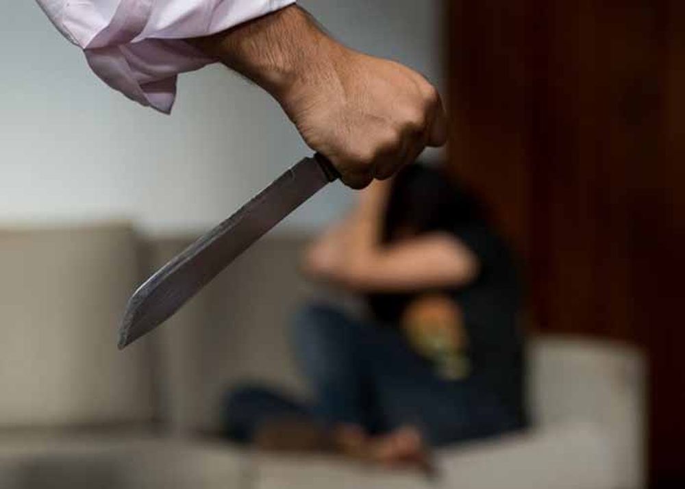 Fue al negocio de su ex, le mostró un cuchillo y la agredió: “Merecés un hombre que te golpee”