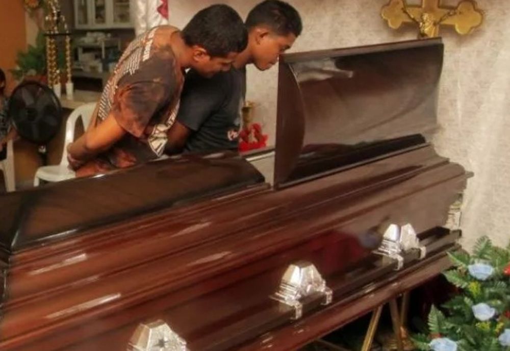 Perreo hasta la muerte: despidieron los restos de una amiga bailando reggaetón sobre su ataúd