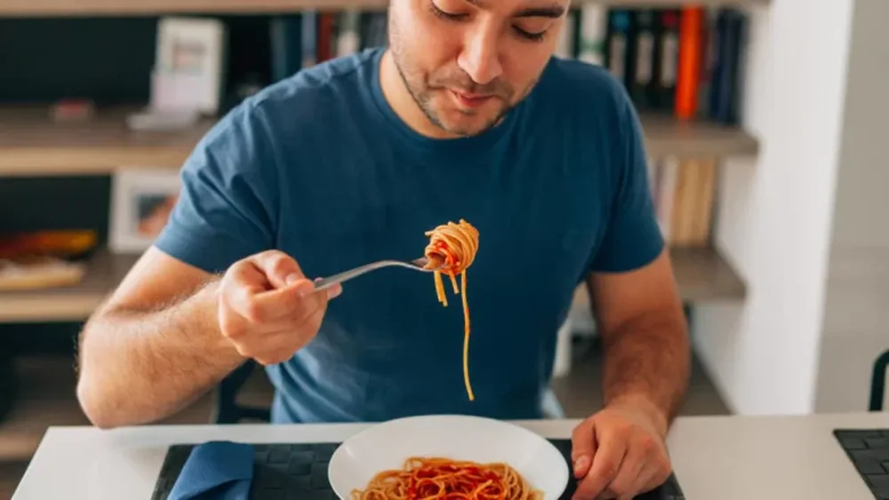 Le amputaron las piernas por comer fideos con pollo en mal estado