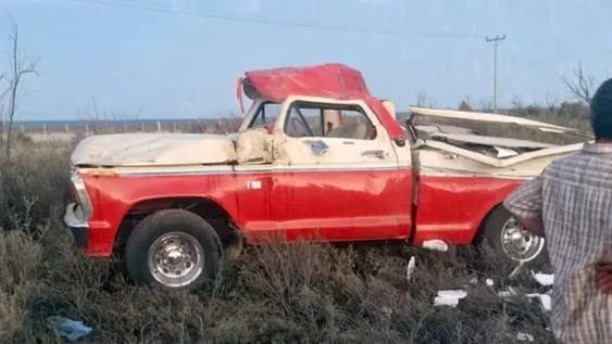 Una camioneta volcó tras sufrir un desperfecto mecánico: tres personas resultaron heridas