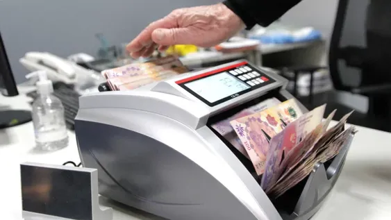 Para agilizar las operaciones, este año se triplicó el uso de las máquinas cuenta billetes