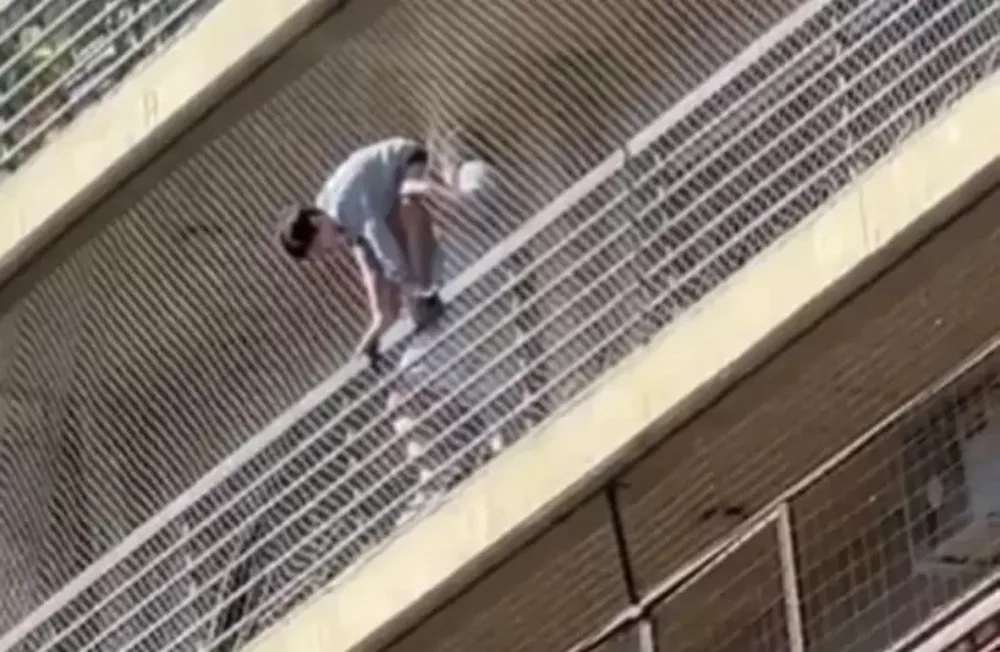 Dramático rescate a un niño colgado en el balcón del octavo piso de un edificio