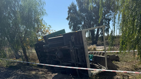 Tragedia en Sarmiento: quiénes son las víctimas del vuelco del camión que transportaba cosechadores