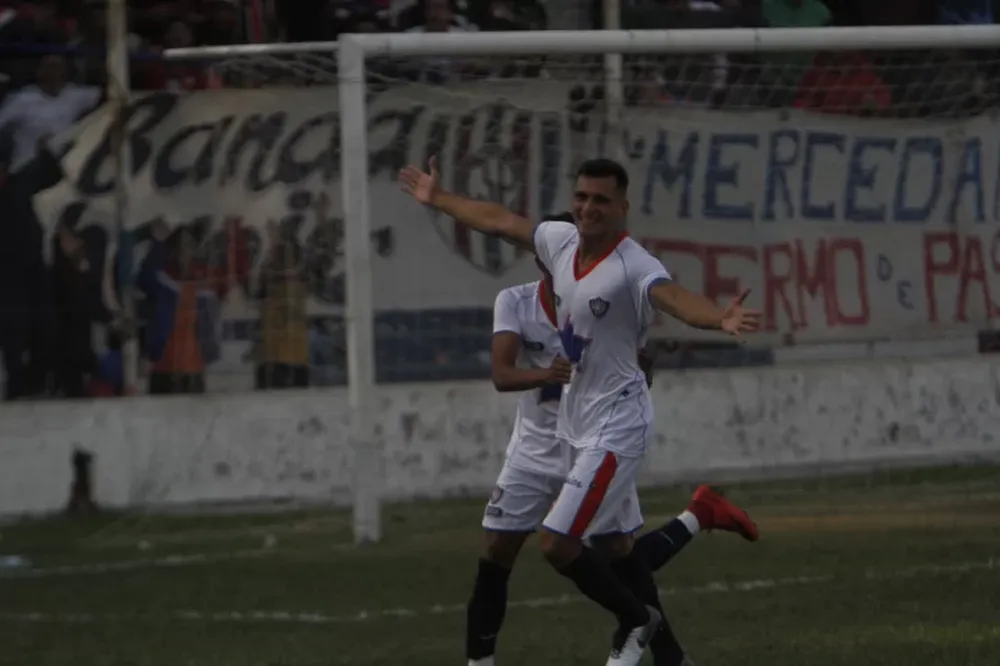 Peñarol goleó en la ida y quedó al borde de la final