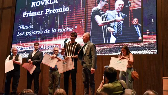 SEBASTIÁN PAZ recibe la distinción por su novela premiada Huaco, los pájaros de la noche.