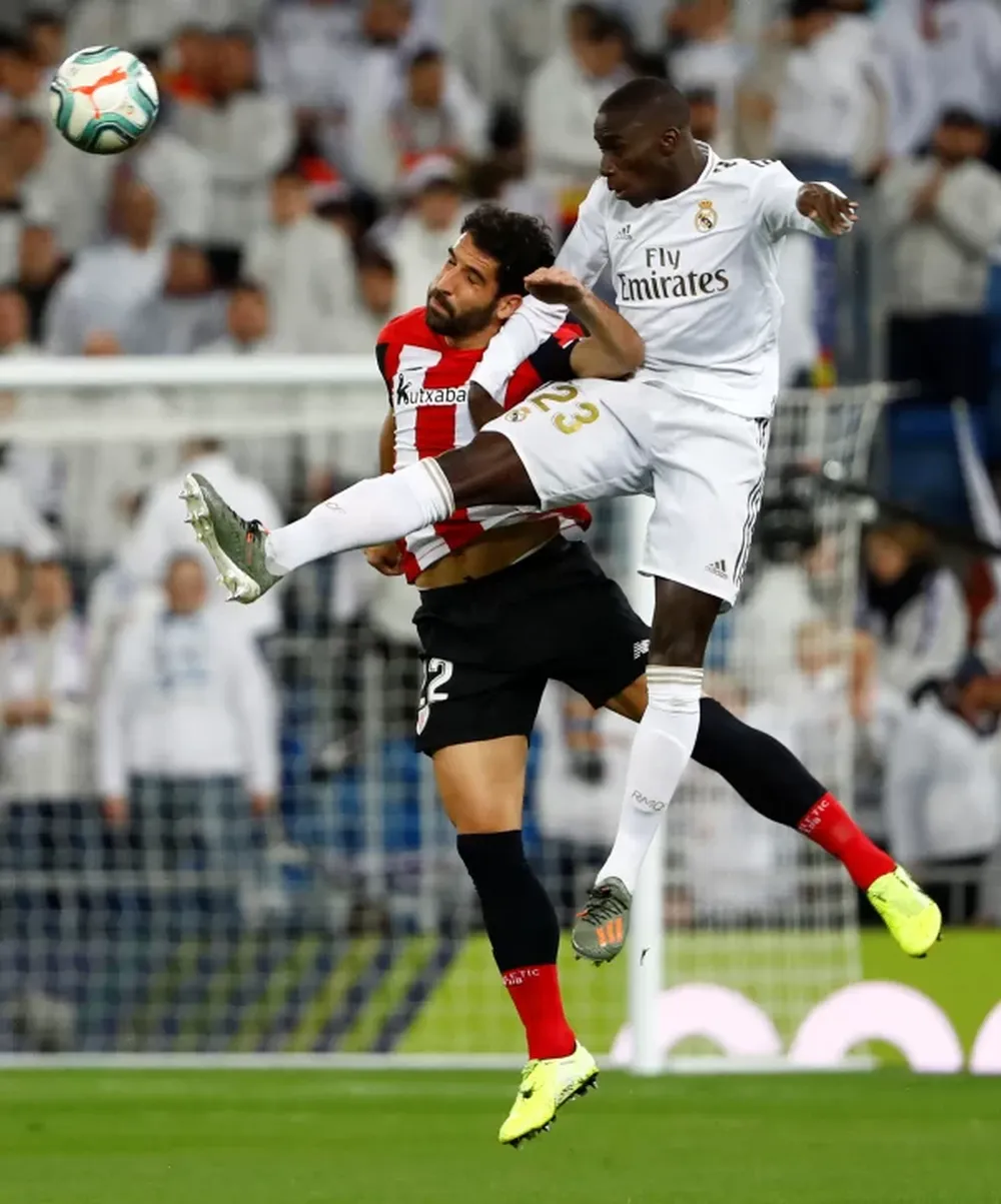 Real Madrid empató y dejó líder al Barcelona