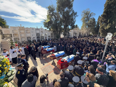El sentido último adiós a las cuatro víctimas fatales de la tragedia aérea en el Cementerio de la Capital. Fotos: Daniel Arias / Diario de Cuyo