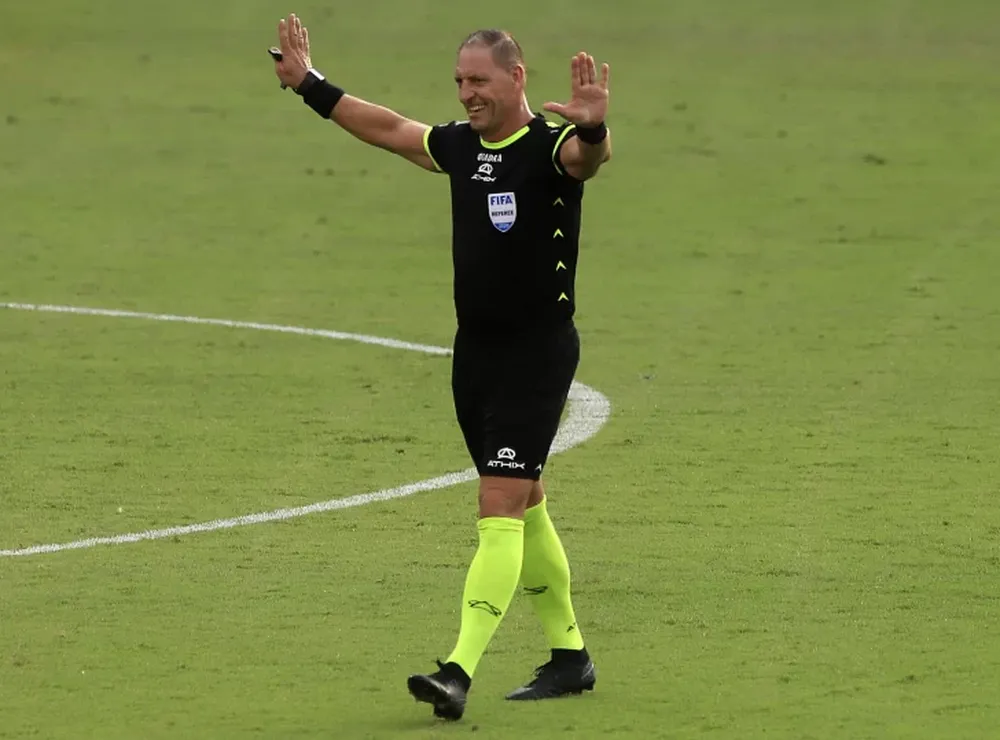 Néstor Pitana fue designado para dirigir la final de la Copa de la Liga en San Juan
