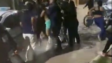 Impactante video: vecinos casi linchan a hermanos que robaron una batería y una rueda de un auto estacionado