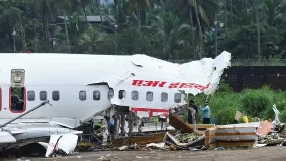 Sube a 18 el número de muertos por el accidente del avión que se partió en dos