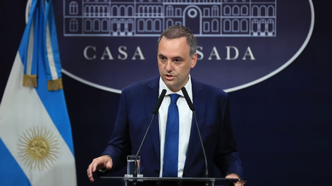 La Justicia confirmó que Manuel Adorni viajó en primera clase a Aruba junto a toda su familia.