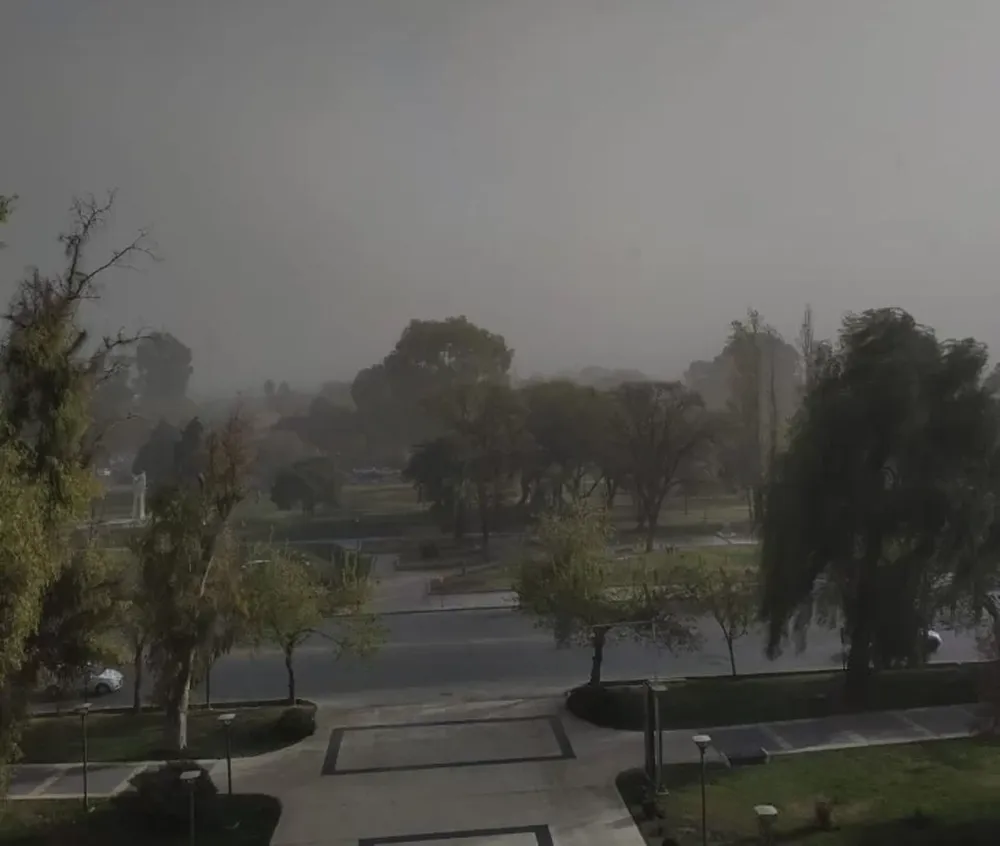 El sábado arrancó ventoso y se mantiene el pronóstico de lluvia