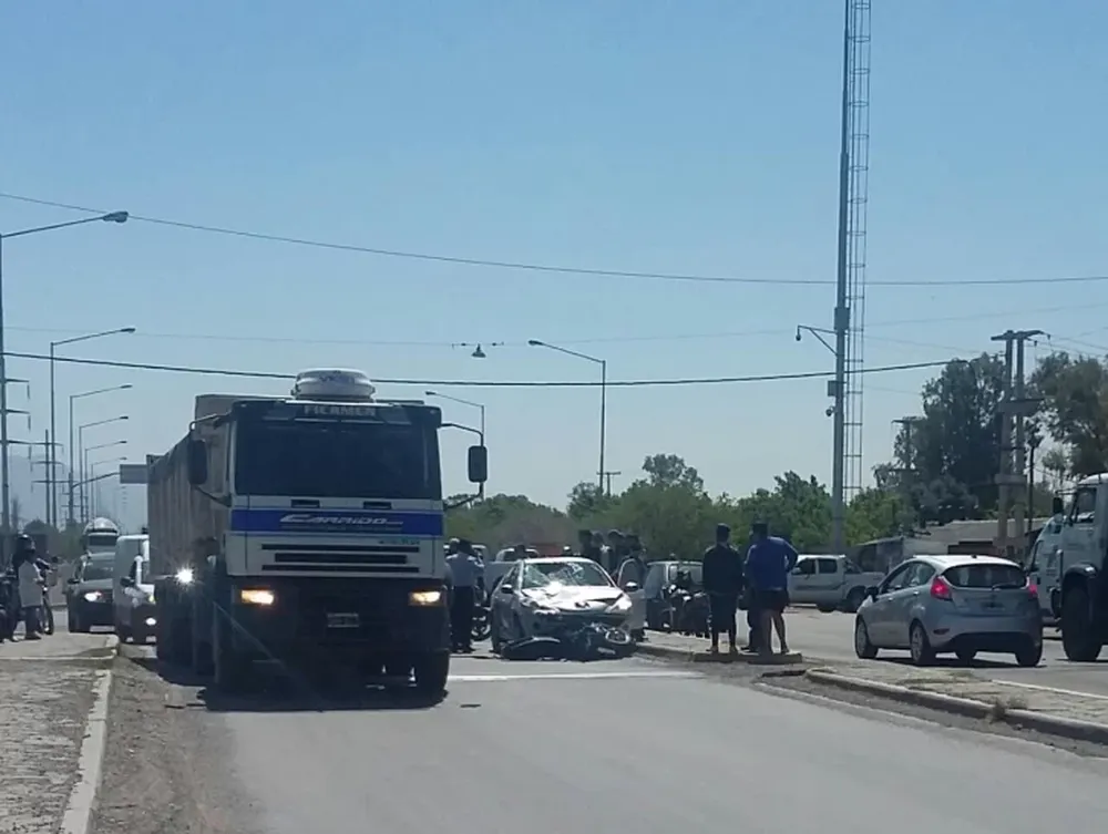 Un motociclista terminó en el hospital tras ser atropellado por un auto