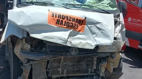 Fuerte choque entre combi escolar y camioneta en el centro: una mujer y dos menores heridos