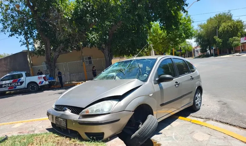Fuerte impacto entre un taxi y un auto particular dejó a un hombre hospitalizado