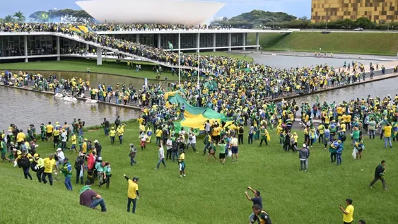 Miles de seguidores de Bolsonaro invadieron distintas instituciones  de Brasil