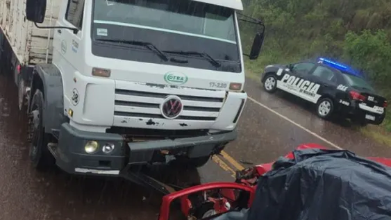 las dos muertes en un accidente frontal entre un auto y un camión que conmueven a toda una provincia
