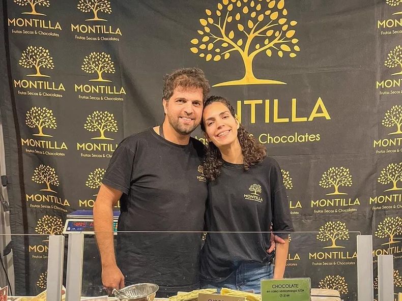 Sergio Montilla posa en el stand de Montilla, donde exhiben el chocolate en rama, uno de los productos estrella de la marca.