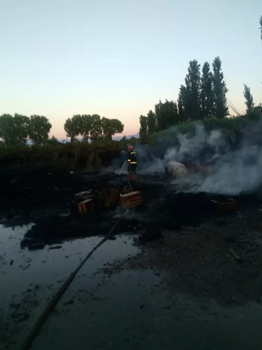 Importante incendio en un galpón de Santa Lucía generó alarma