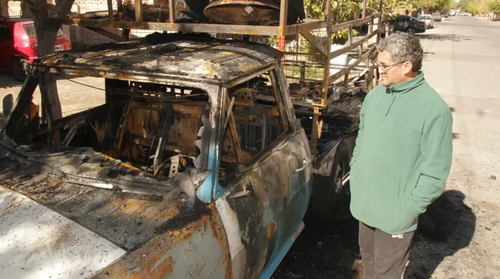 Quemaron la camioneta Rastrojero a pensionado