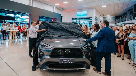 senor gonzalez presento el nuevo toyota yaris cross bajo el lema tu primer hibrido