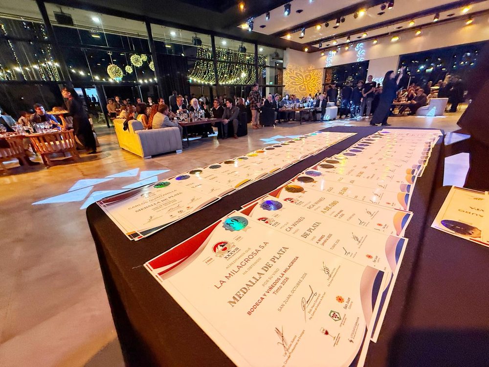 Los certificados de las 216 distinciones entregadas en la 38ª Cata San Juan, exhibidos en la gala de premiación realizada en San Juan.