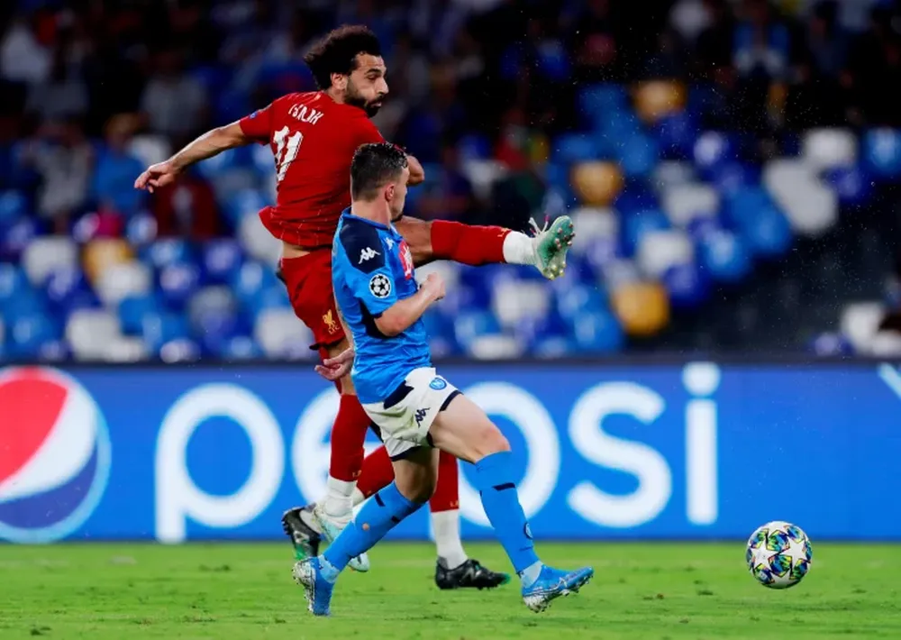 El campeón Liverpool arrancó tropezando ante el Nápoli