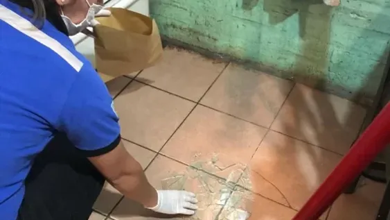 En un furioso ataque de celos, golpeó a su ex novia y rompió una ventana de una piña